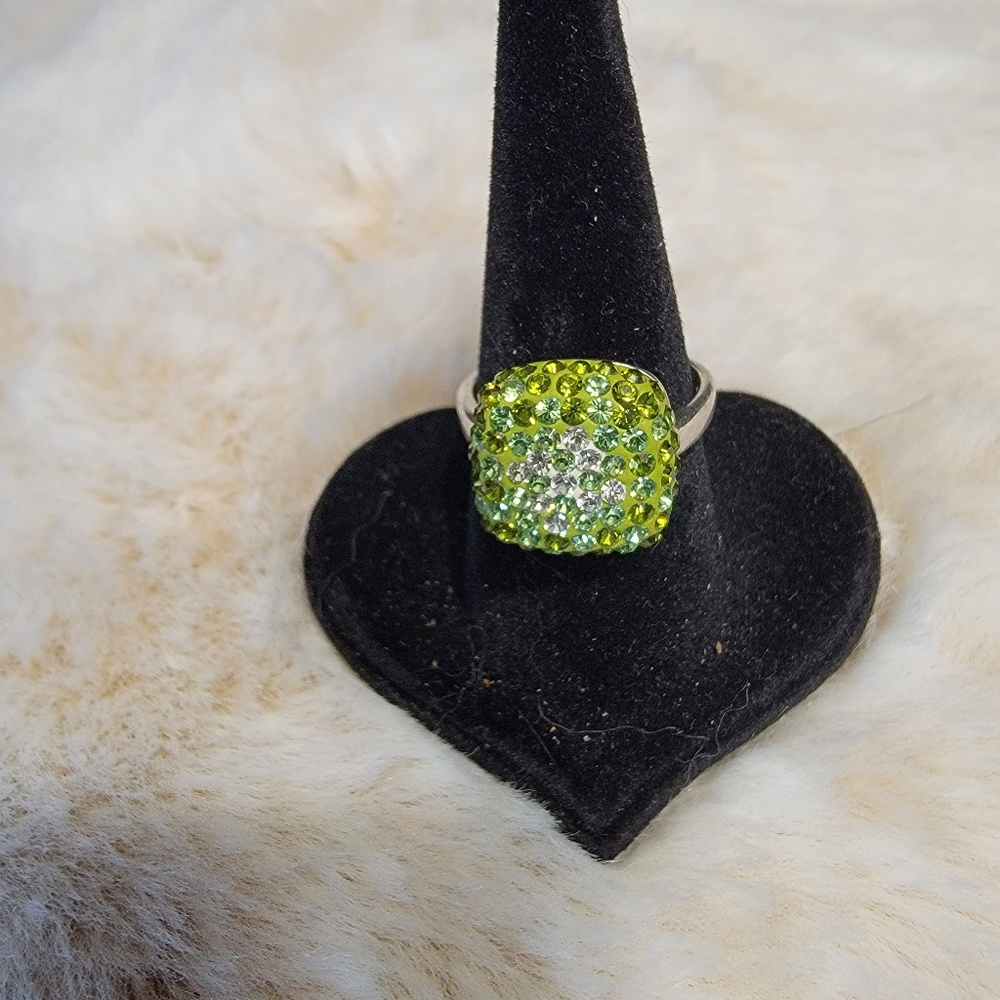 Green crystal stone ombre square ring. Size 6.  In SS.